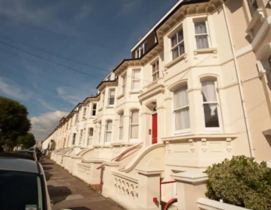 Sunny Seaside Sanctuary - Two Bedroom Apartment Brighton Bagian luar foto