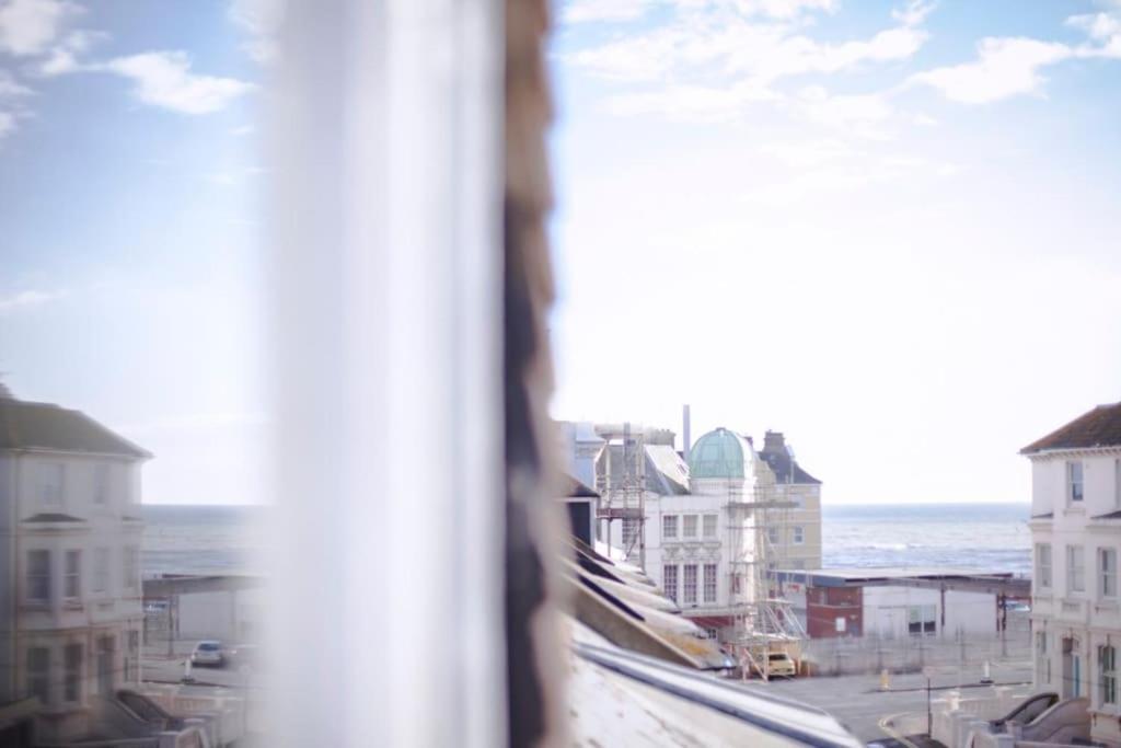 Sunny Seaside Sanctuary - Two Bedroom Apartment Brighton Bagian luar foto
