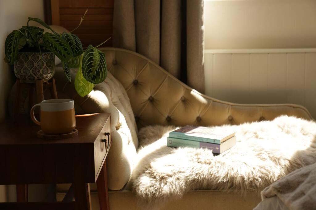 Sunny Seaside Sanctuary - Two Bedroom Apartment Brighton Bagian luar foto