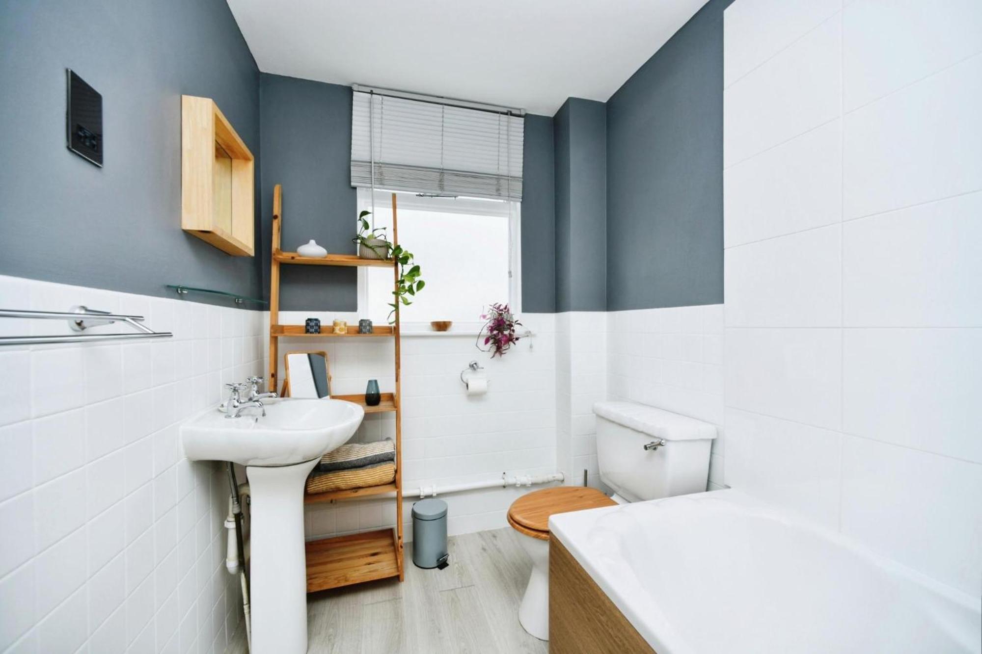 Sunny Seaside Sanctuary - Two Bedroom Apartment Brighton Bagian luar foto